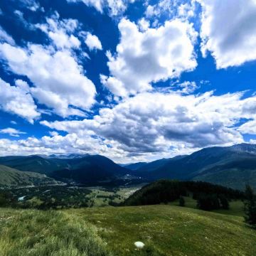 新疆乌鲁木齐+喀纳斯景区+禾木风景区+赛里木湖+喀什古城+库尔德宁景区+那拉提旅游风景区16日15晚跟团游