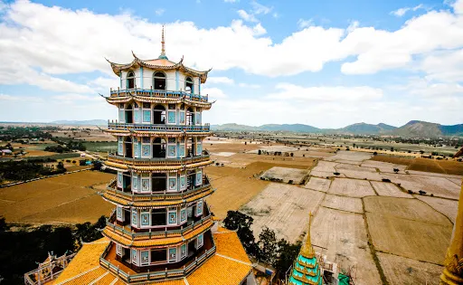 Wat Tham Khao Noi