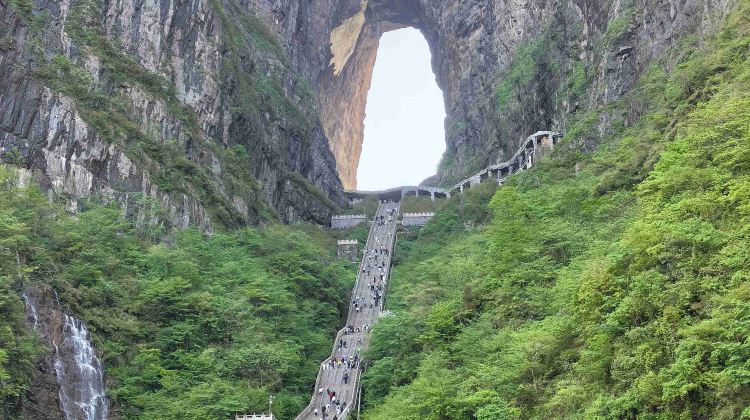 4-Day Zhangjiajie Group Tours: Grand Canyon Glass Bridge + Tianmen Mountain National Forest Park