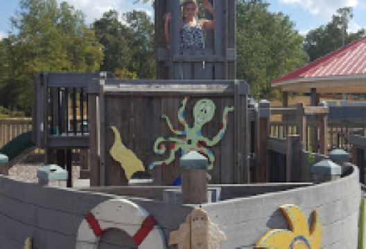 Blue Springs Park Building景点图片