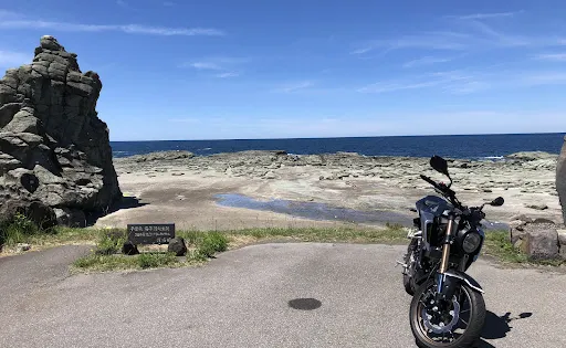 千畳敷海岸隆起生誕200年記念碑