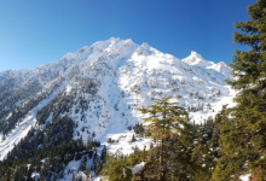 瓦尔祖夏山景点图片