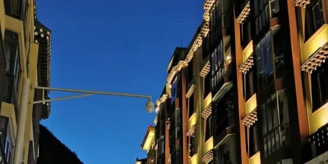 新龍格薩爾廣場