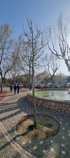 Jardin d'enfants de la Place du Général de Gaulle-普罗旺斯地区萨隆