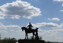 The Cossack Escorts the Cossack to the War Monument景点图片