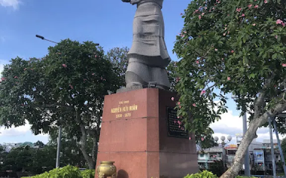 Monument Thu Khoa Huan