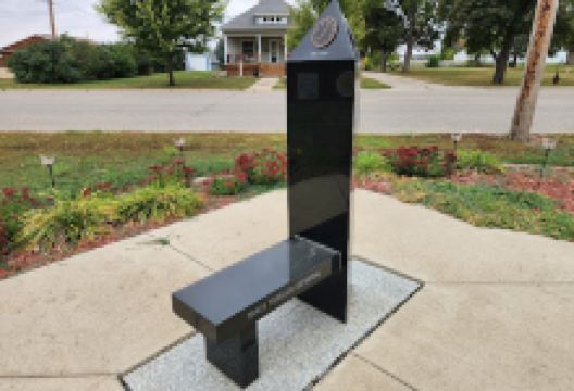 Tornado Tree Memorial景点图片