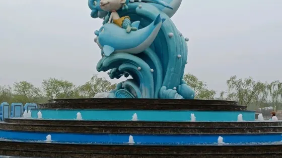 小魚人雕塑