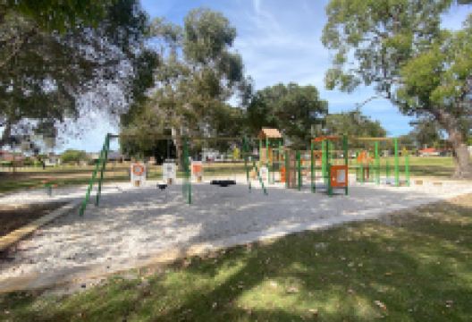 Montes Park Playground景点图片
