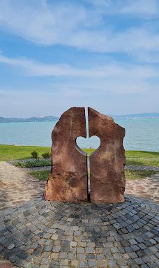 Heart of Balaton statue-佐马尔迪