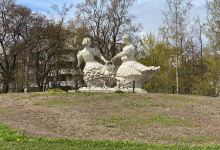 Sculpture Two Sisters景点图片