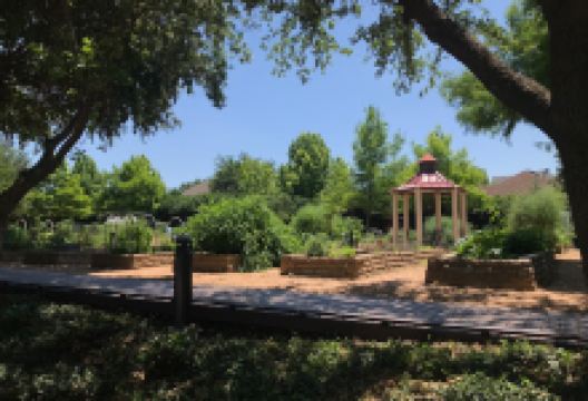 Addison Community Garden景点图片
