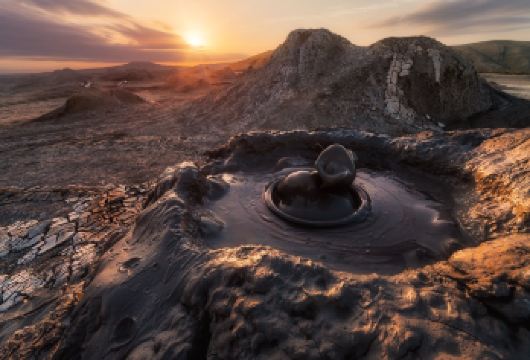 阿塞拜疆巴库+比比海巴特清真寺+戈布斯坦岩画+泥火山+火焰山【巴库郊区风光，一日体验】