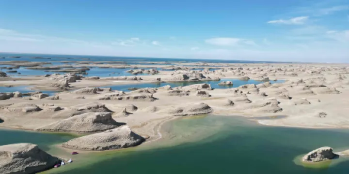 烏素特水上雅丹地質公園