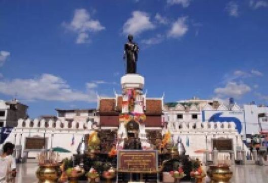 Thao Suranari Monument (Ya Mo)景点图片