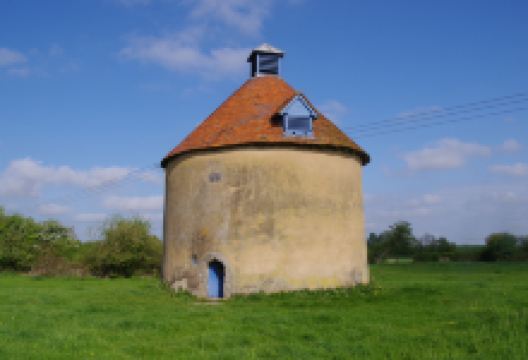 Kinwarton Dovecote景点图片