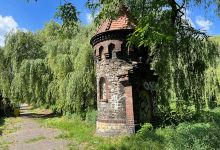 Old park gate tower景点图片