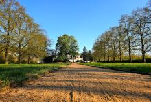 Royal field with the monument to Přemysl, the Ploughman景点图片