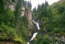 Kairakskiy Waterfall景点图片