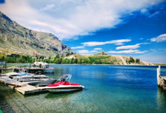 Waterton Lake Red Chair - Marina Point景点图片