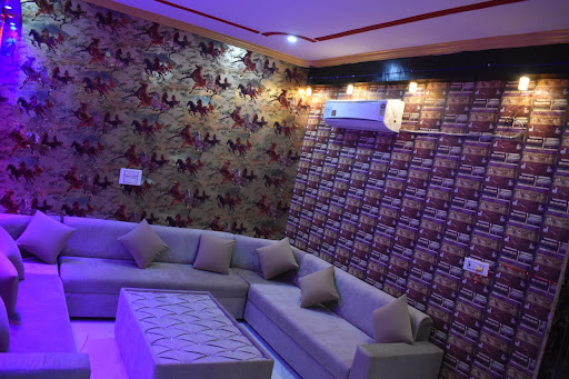 Crown cafe & restorant餐厅图片