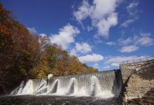 Lake Solitude Dam and Waterfall景点图片