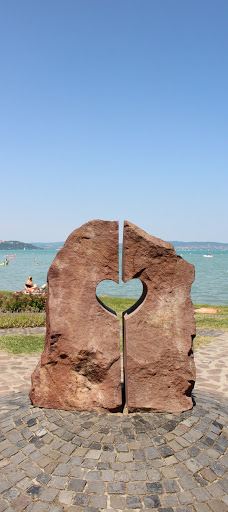 Heart of Balaton statue-佐马尔迪