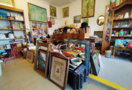 Brockenhaus mit Charme Tschuor & Co.购物图片