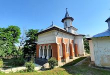 Biserica „Sfinții Apostoli Petru și Pavel“ Puricani景点图片