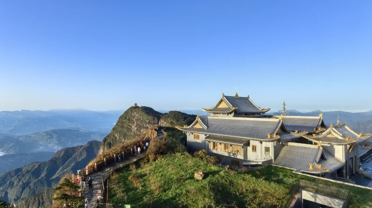 7-Day Sichuan+Chongqing Group Tours: Leshan Giant Buddha + Mount Emei + Panda + Chongqing |  International Travelers | Five-star Hotels 