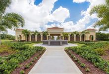 Naples Memorial Gardens Cemetery景点图片