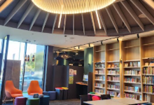 Williams Landing Library Lounge景点图片