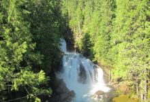 Crazy Creek Waterfall & Suspension Bridge景点图片