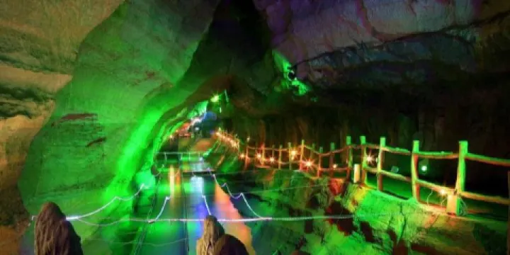 中國地下河漂流第一洞