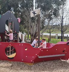 Lakes edge adventure playground-汉密尔顿