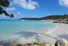 Dickenson Bay Beach景点图片