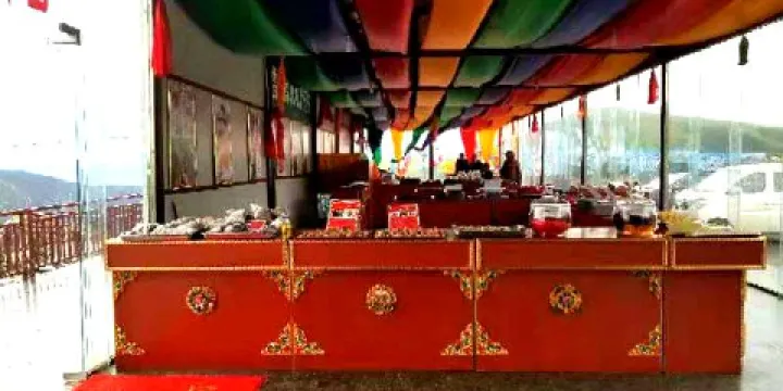 尼瑪貢神山大型觀景台旅遊服務區