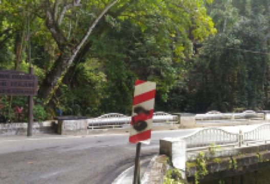 Waterfall Titi Kerawang景点图片