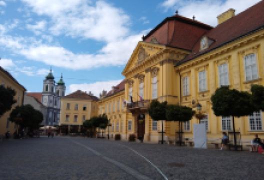 Varoshaz Square景点图片