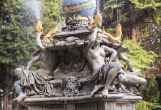 Night Goddess Fountain景点图片