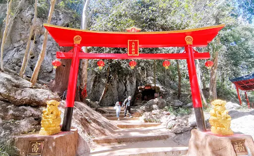 Wat Tham Khao Cha Ang