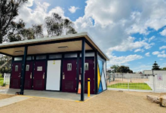 Lochiel Memorial Hall RV Campsite景点图片