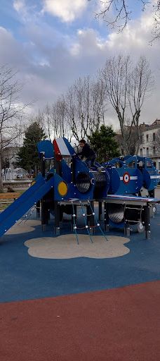 Jardin d'enfants de la Place du Général de Gaulle-普罗旺斯地区萨隆
