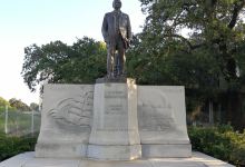 Joseph T. Jones Statue景点图片