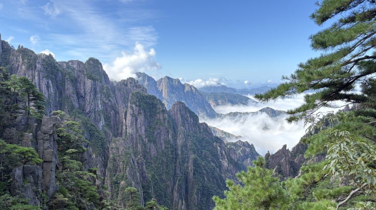 6-Day Qingshan Lake + Mount Huangshan Scenic Area + Hongcun Village + Qiandao Lake + West Lake + Huizhou Ancient City