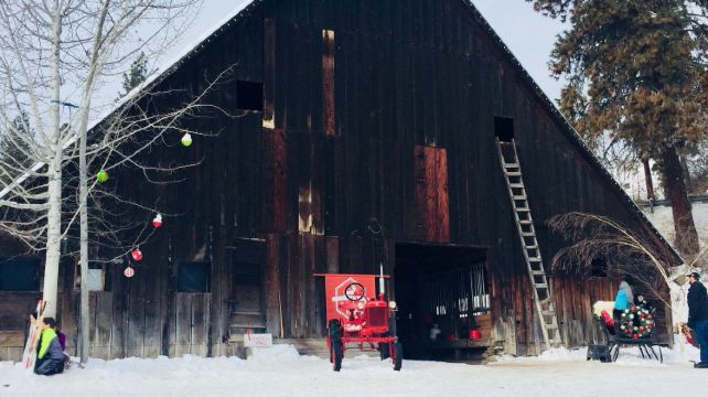 2-Day Wenatchee Tour from Vancouver·Christmas Lighting Festival, Seattle Premium Outlets, Leavenworth | Hotel Breakfast Included