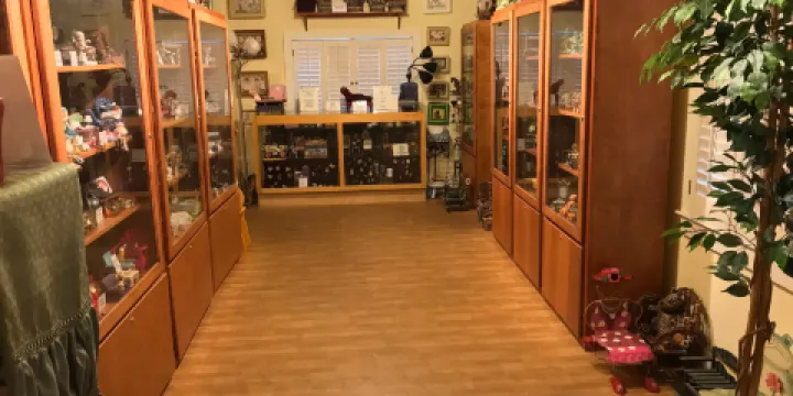 Collectibles & Antique Chair Gallery