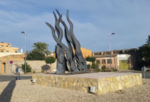 Escultura "De la terra, un poble"景点图片