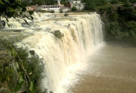 Pawa Waterfalls景点图片