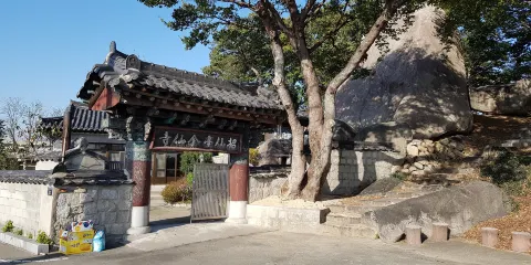 招仙台磨崖石佛